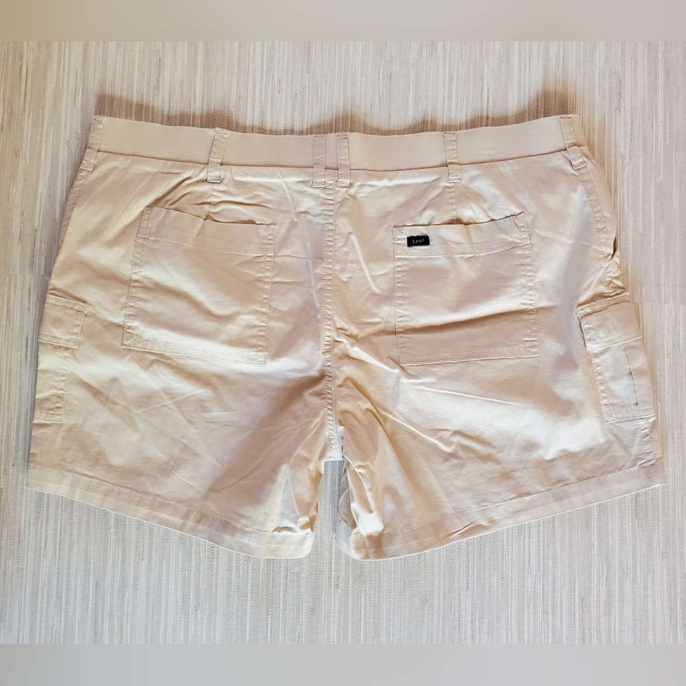 Lee Women's Cream Tan Cargo Shorts Mid Rise 5" Plus Size 22 NWT - Picture 2 of 10